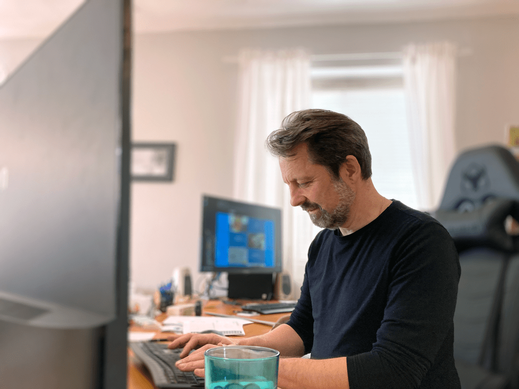 Larz jobba vid datorn